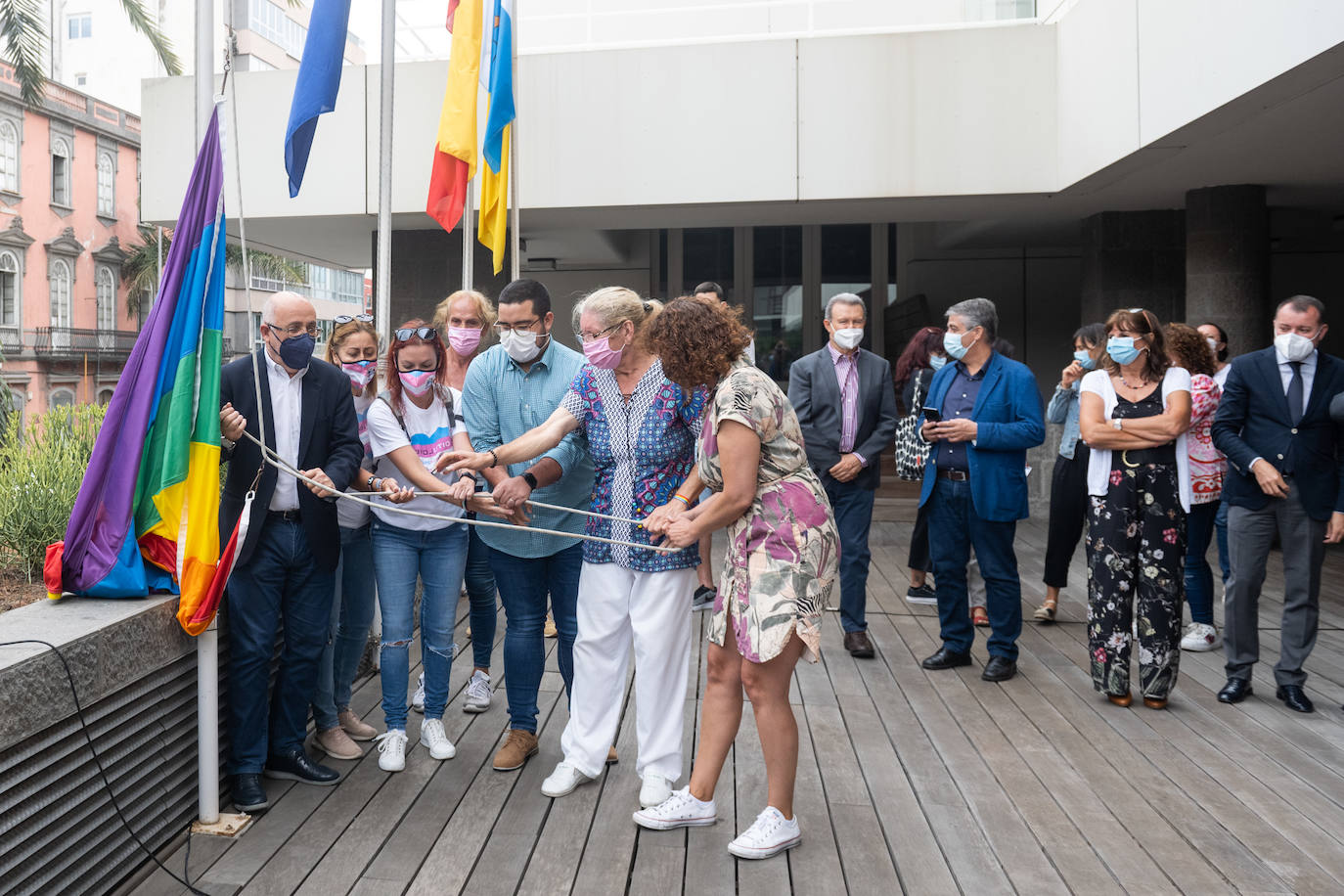 Fotos: El Cabildo de Gran Canaria iza la bandera arcoiris con motivo del Día Internacional del Orgullo LGTBI