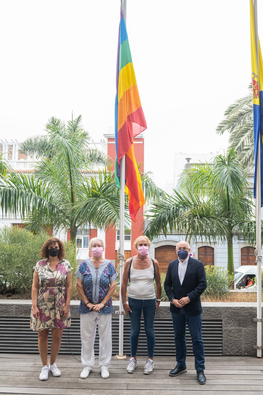 Fotos: El Cabildo de Gran Canaria iza la bandera arcoiris con motivo del Día Internacional del Orgullo LGTBI