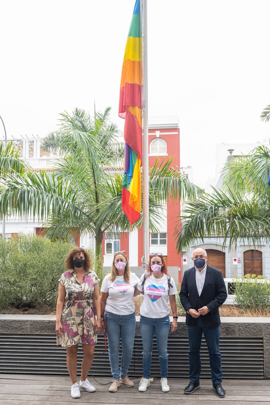 Fotos: El Cabildo de Gran Canaria iza la bandera arcoiris con motivo del Día Internacional del Orgullo LGTBI