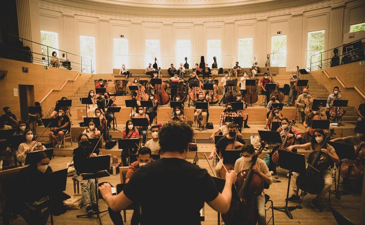 Dudamel dirige un ensayo con los jóvenes músicos de la Orquesta del Encuentro. 