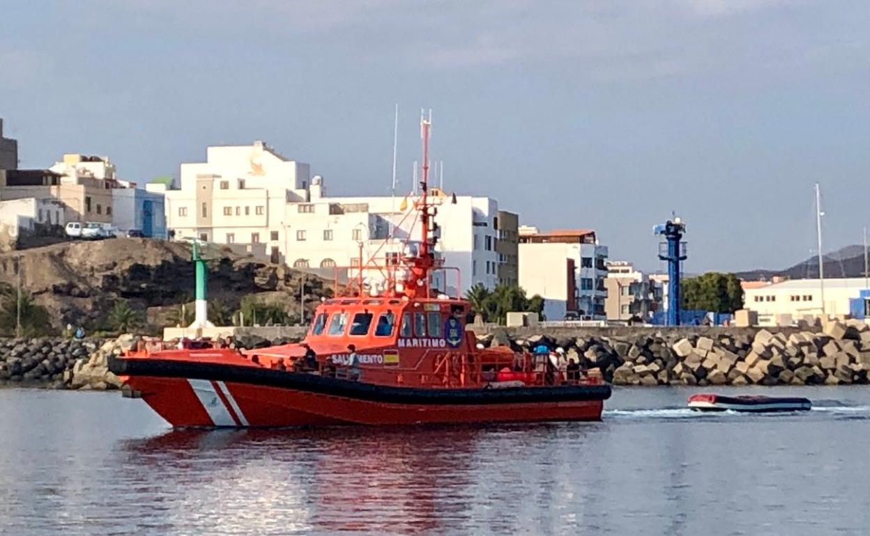 Socorren a otra neumática en Fuerteventura, con 42 migrantes