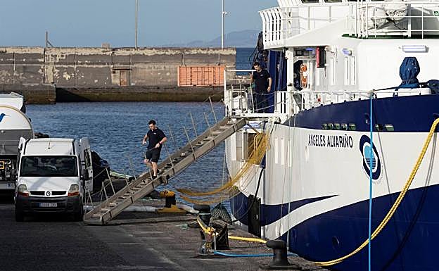 El buque oceanográfico «Ángeles Alvariño», que se encuentra atracado en el muelle de Santa Cruz de Tenerife, ultima este lunes los preparativos para continuar la búsqueda de Anna Gimeno. 