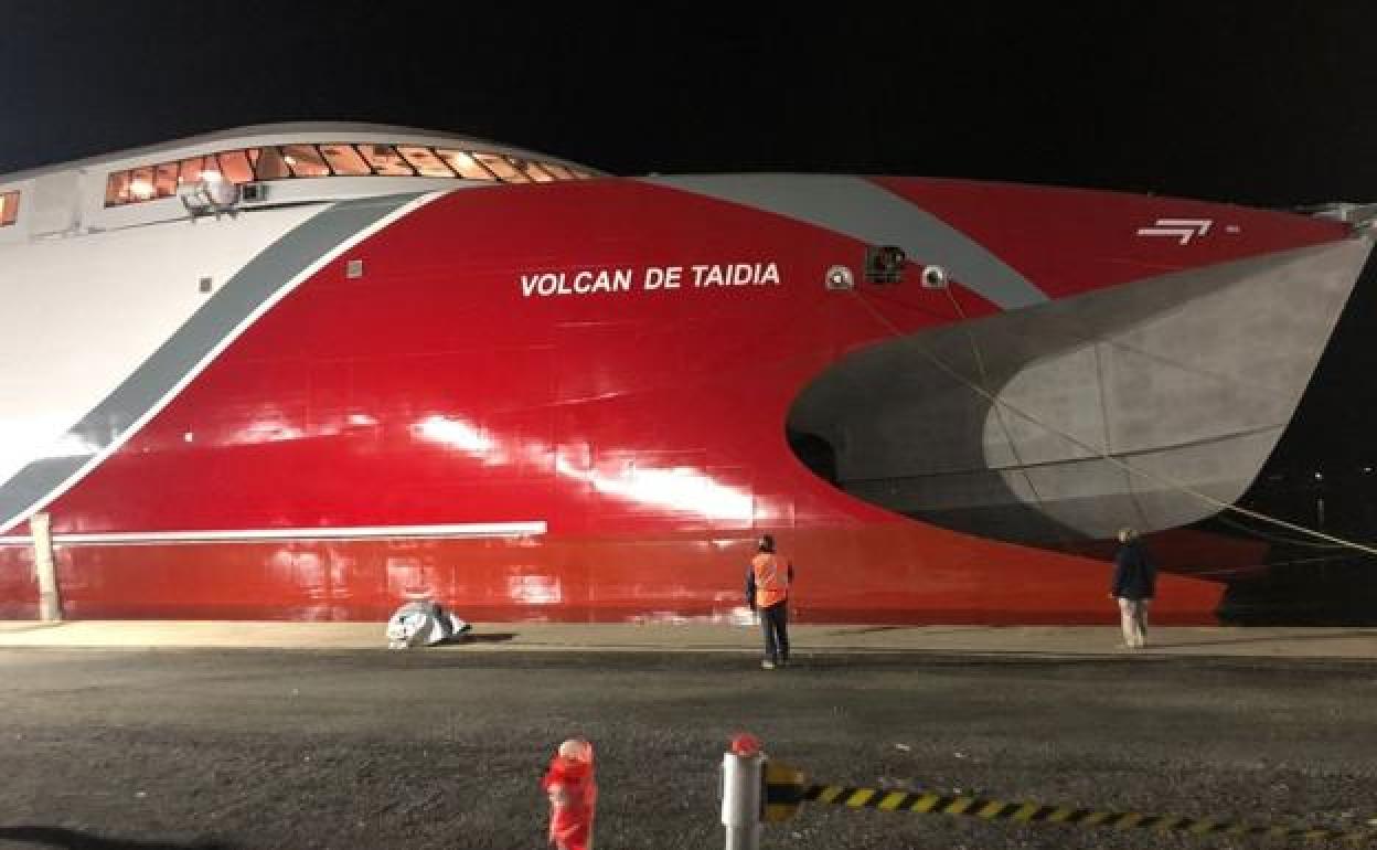 Naviera Armas pone a flote su nuevo catamarán, el 'Volcán de Taidía'