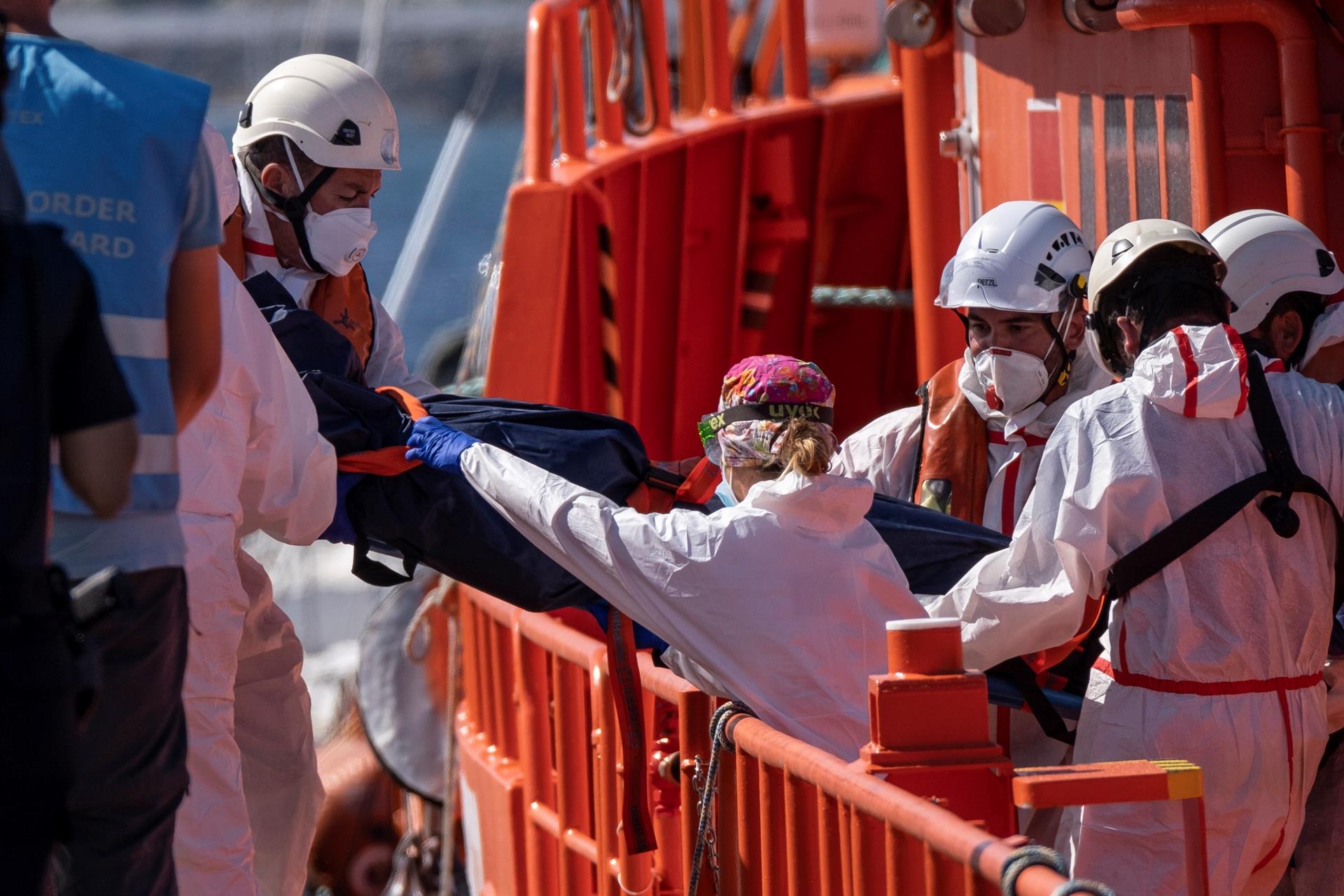 a Guardamar Talia de Salvamento Marítimo ha rescatado este jueves a 23 varones de origen subsahariano, uno de ellos fallecido, que el avión Sasemar 103 había localizado a bordo de una partera al sur de Gran Canaria. 