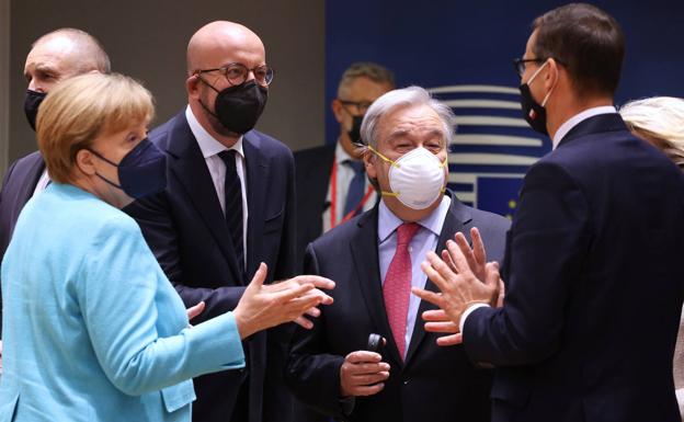 Angela Merkel, Michel y Guterres, a su llegada a la cumbre europea.