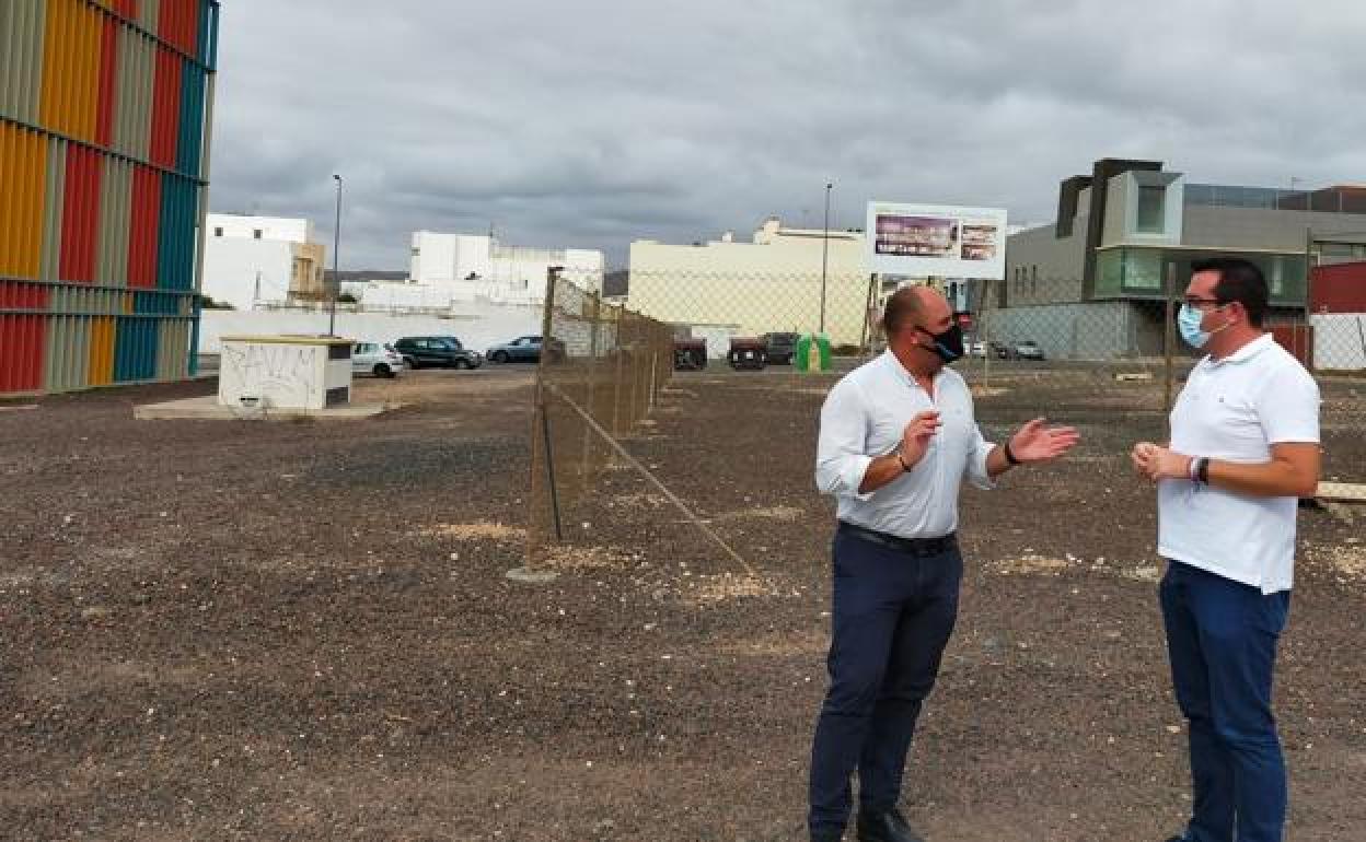 El presidente Sergio Lloret y Adargoma Hernández, consejero de Políticas Sociales, en el solar capitalino. 