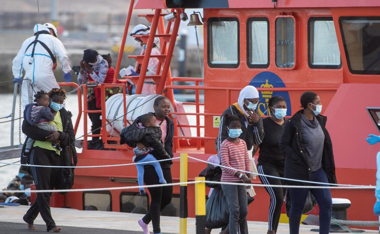 Salvamento rescató este martes a 105 personas en Fuerteventura, entre ellas 32 mujeres y 6 niños. 