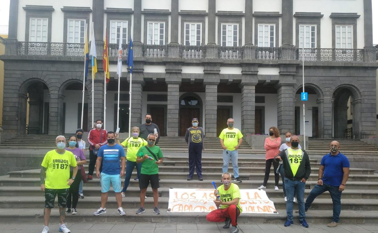 Los 187 despedidos de Limpieza protagonizaron ayer una nueva protesta en Santa Ana. 