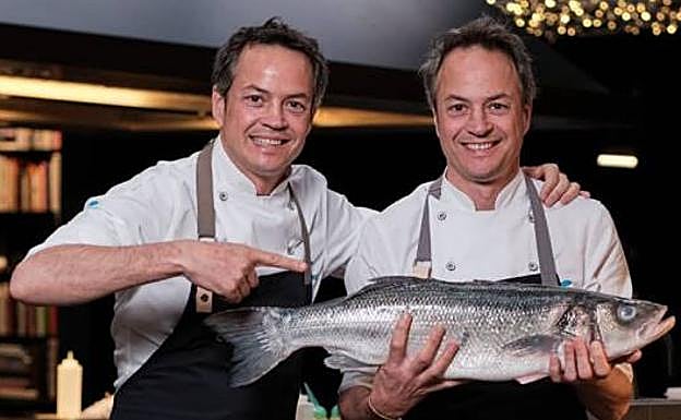 Los populares cocineros Hermanos Torres con una lubina salvaje cultivada por Aquanaria. 