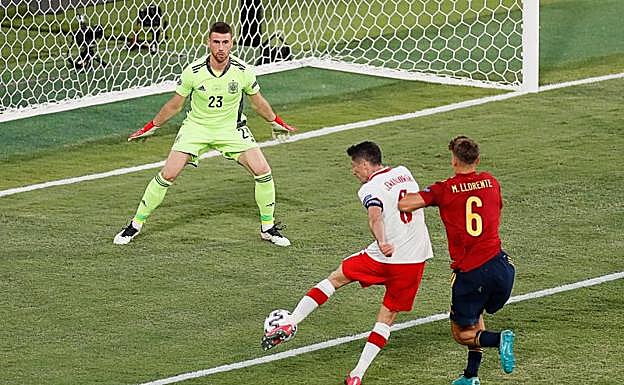 Unai Simón, segundos antes de su única intervención en la Eurocopa, a remta de Lewandowski. 