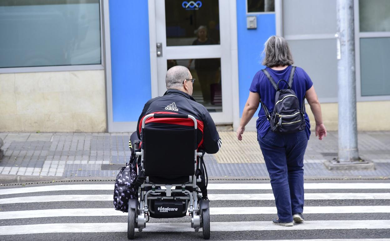 Imagen de archivo y sin relación con la información de una persona en silla de ruedas en la capital graanaria. 