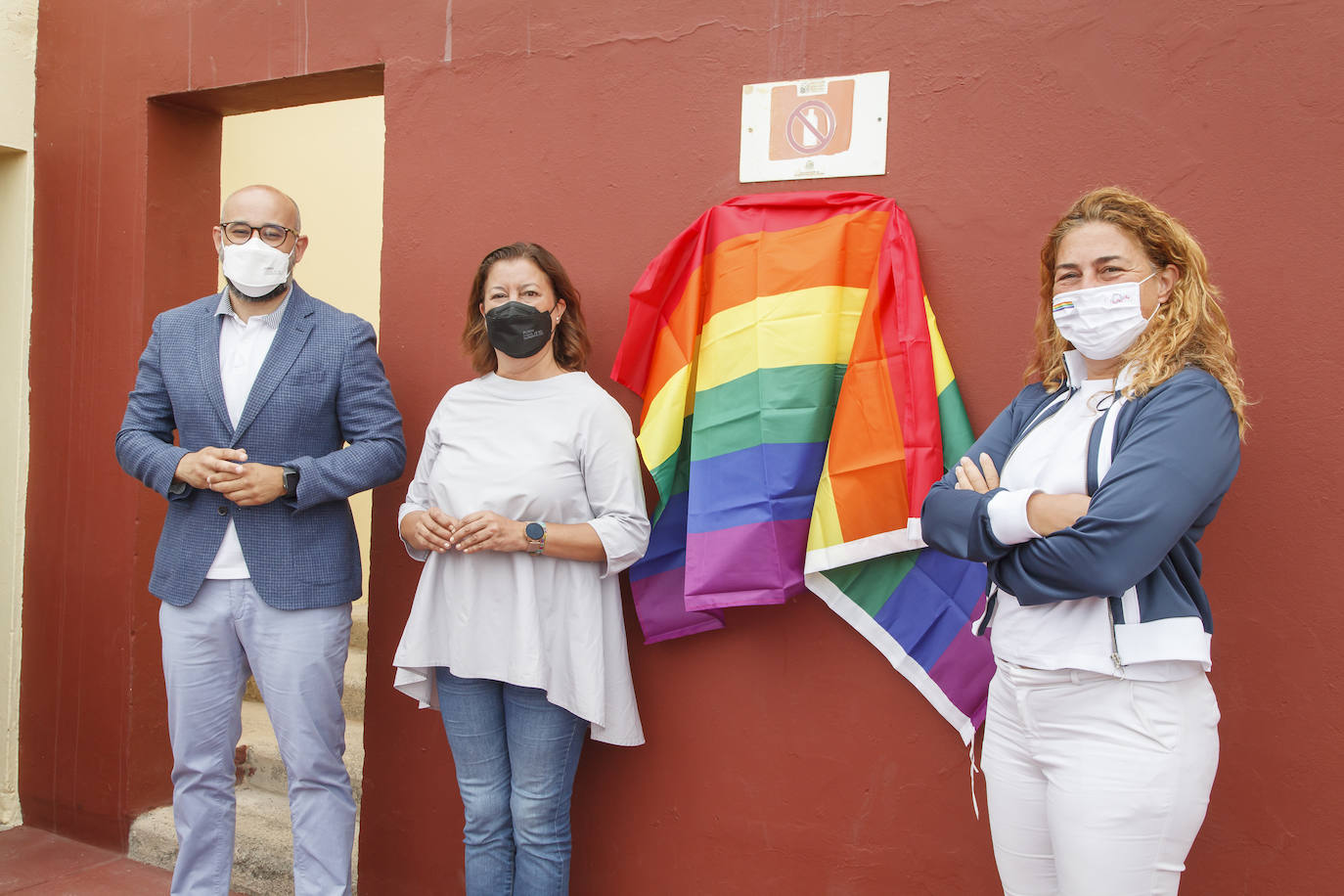 Fotos: El Gobierno de Canarias y el Ayuntamiento Las Palmas de Gran Canaria descubren una placa homenaje al colectivo LGTBI