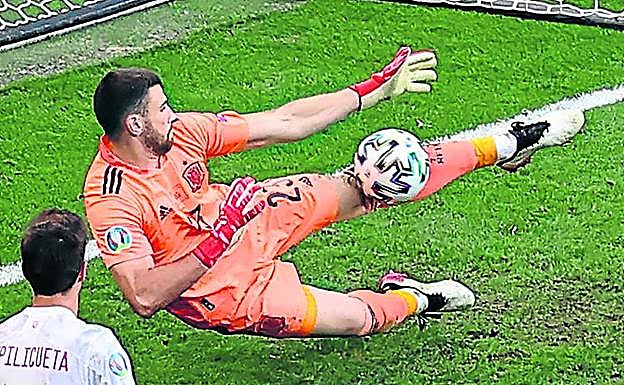 Unai Simón salva con su pierna izquierda el remate de Kramaric en la primera parte de la prórroga. 