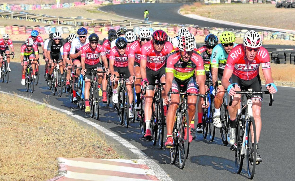 Foto del pelotón en un momento del recorrido, el pasado domingo en Maspalomas. 
