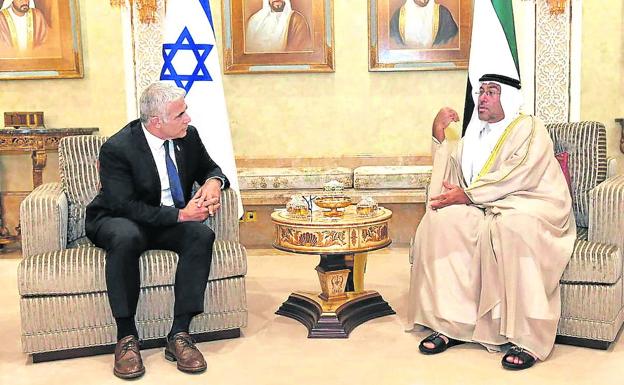 Lapid se entrevistó en Abu Dabi con el ministro de Estado emiratí, Ahmed al-Sayegh../EFE