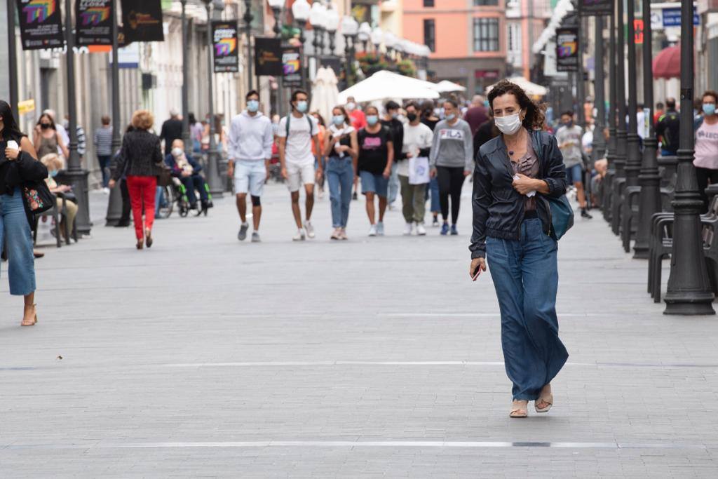 Fotos: Las mascarillas siguen presentes en las calles canarias