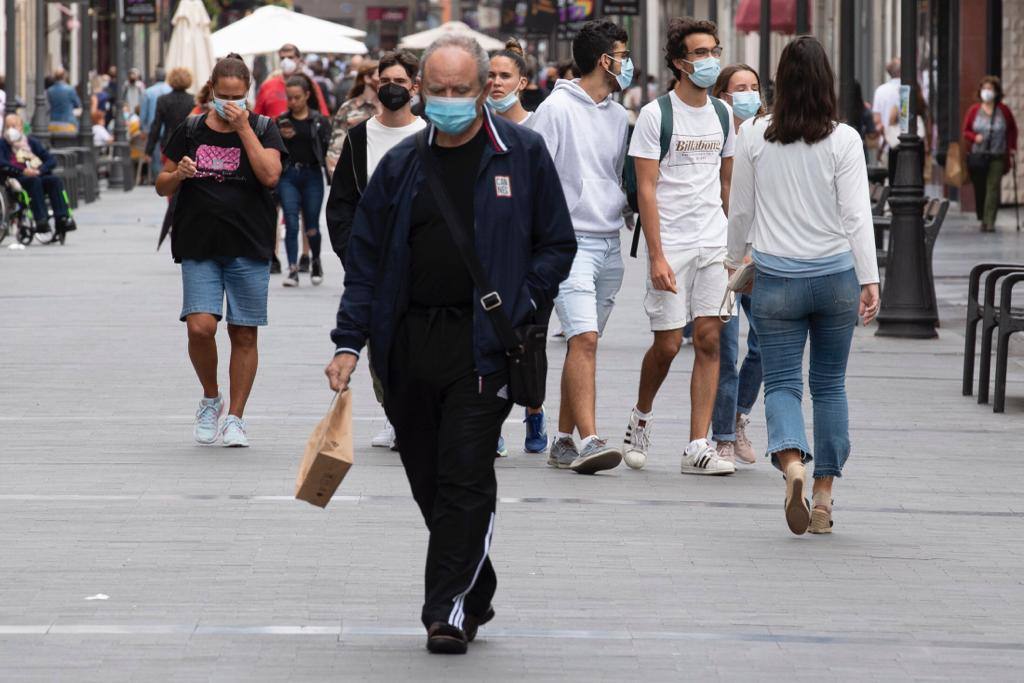Fotos: Las mascarillas siguen presentes en las calles canarias