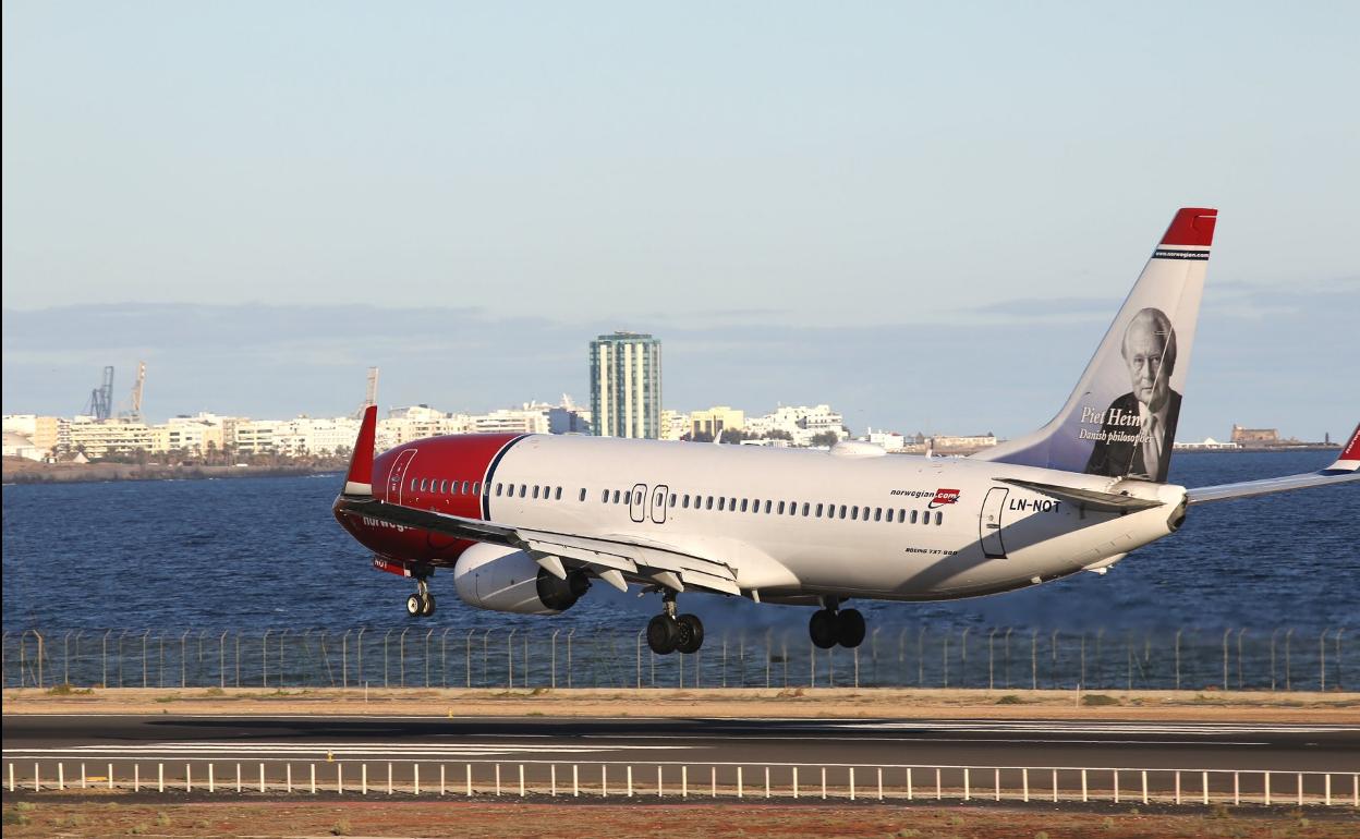 Un avión de Norwegian, en el momento de tomar tierra en el aeropuerto lanzaroteño. 