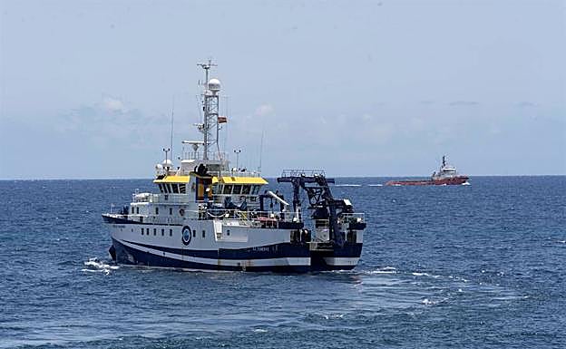 El 'Angeles Alvariño' abandona las islas