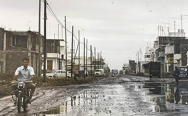 Una irreconocible Avenida de Canarias, en Vecindario, de hace variaos decenios. 