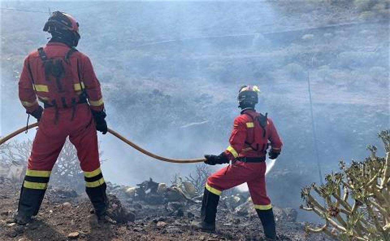 La UME actuando en un incendio forestal en las islas