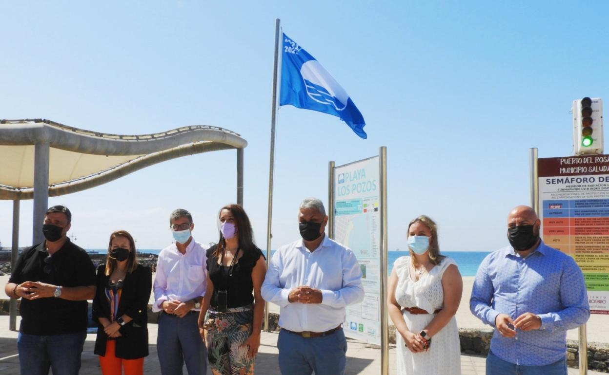El alcalde y concejales, en la playa de los Pozos. 