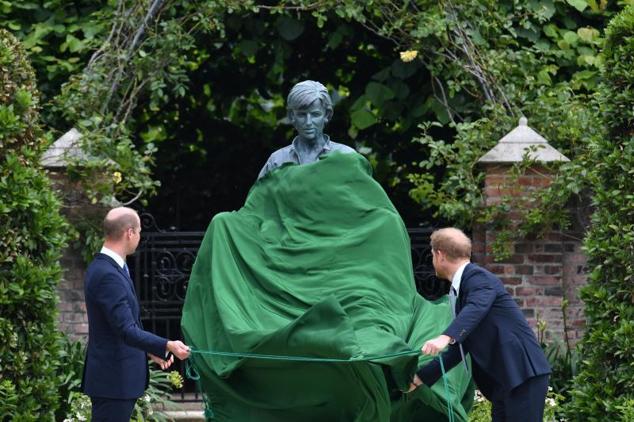Los príncipes William y Harry descubren la estatua de su madre, la princesa de Gales.