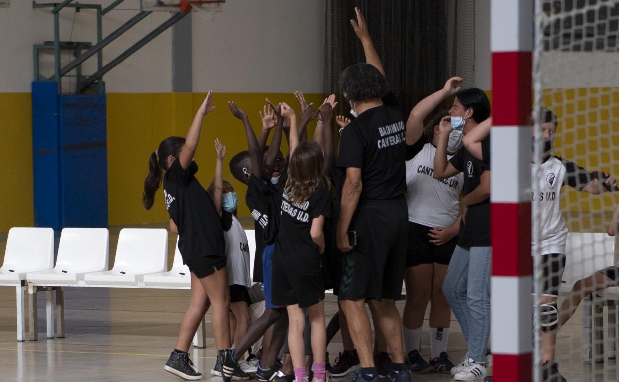 El Canteras UD celebra el fin del partido contra el Suregranca BM con un buen grito de guerra. 