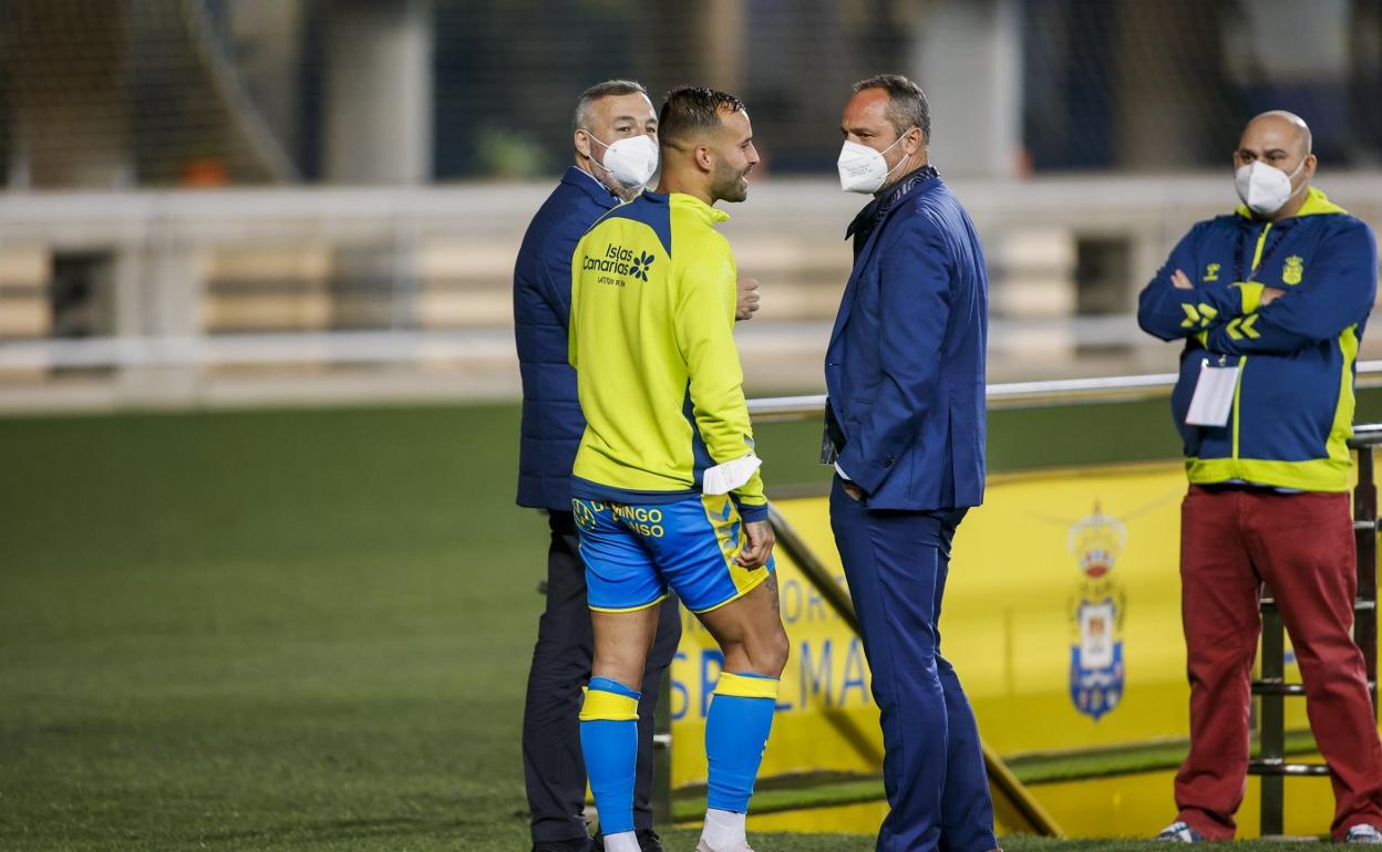 Miguel Ángel Ramírez y Luis Helguera dialogan con Jesé Rodríguez al término de un encuentro. 