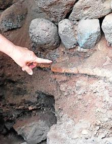 Imagen secundaria 2 - Trabajos en la excavación en la zona donde encontraron el gran fuego, zona de documentación de los vestiigios y estratos del yacimiento 