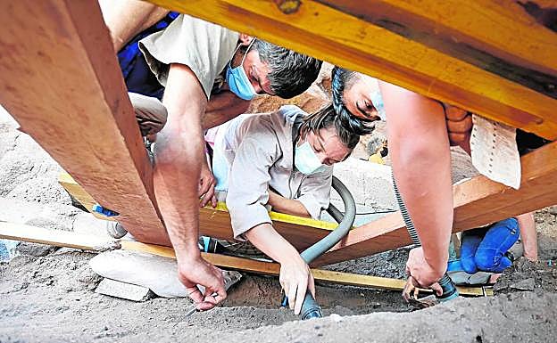 Imagen principal - Trabajos en la excavación en la zona donde encontraron el gran fuego, zona de documentación de los vestiigios y estratos del yacimiento 