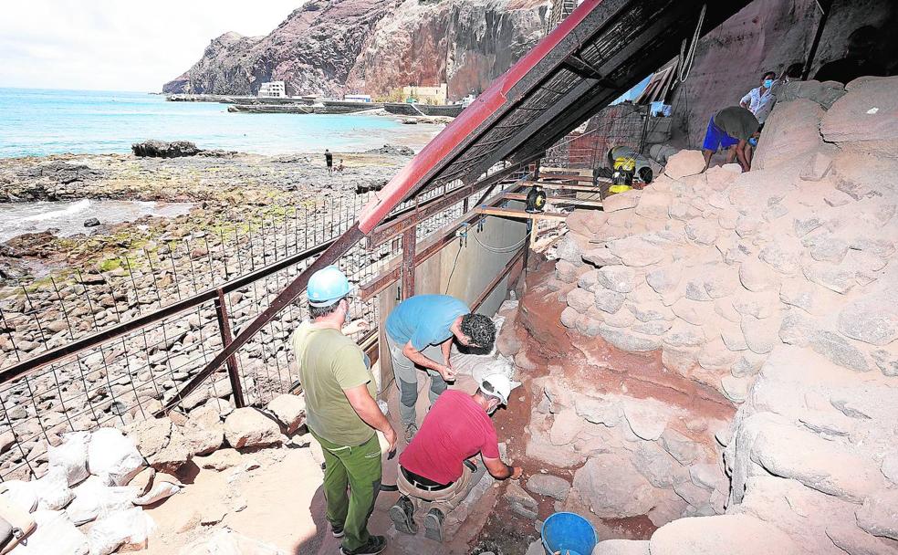Arqueólogos de la ULPGC en la excavación de Playa Chica, en Sardina del Norte 