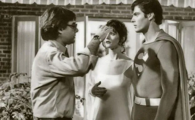 Richard Donner da órdenes a Margot Kidder y Christopher Reeve en el set de 'Superman'.