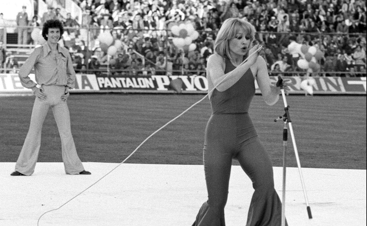 Raffaella Carrà, durante una actuación en el estadio Vicente Calderón 
