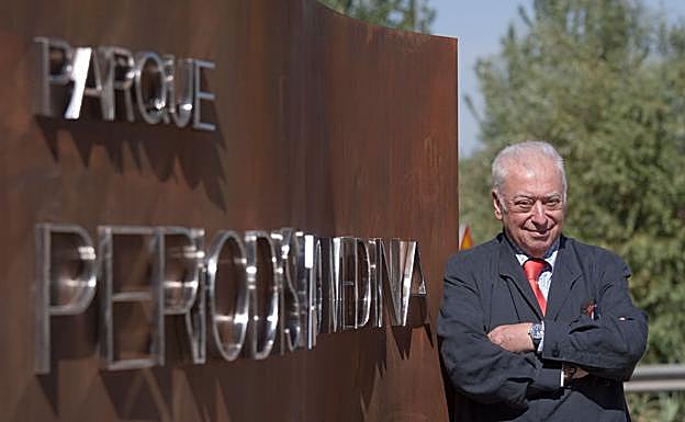 Tico posa junto a la entrada del parque que lleva su nombre.