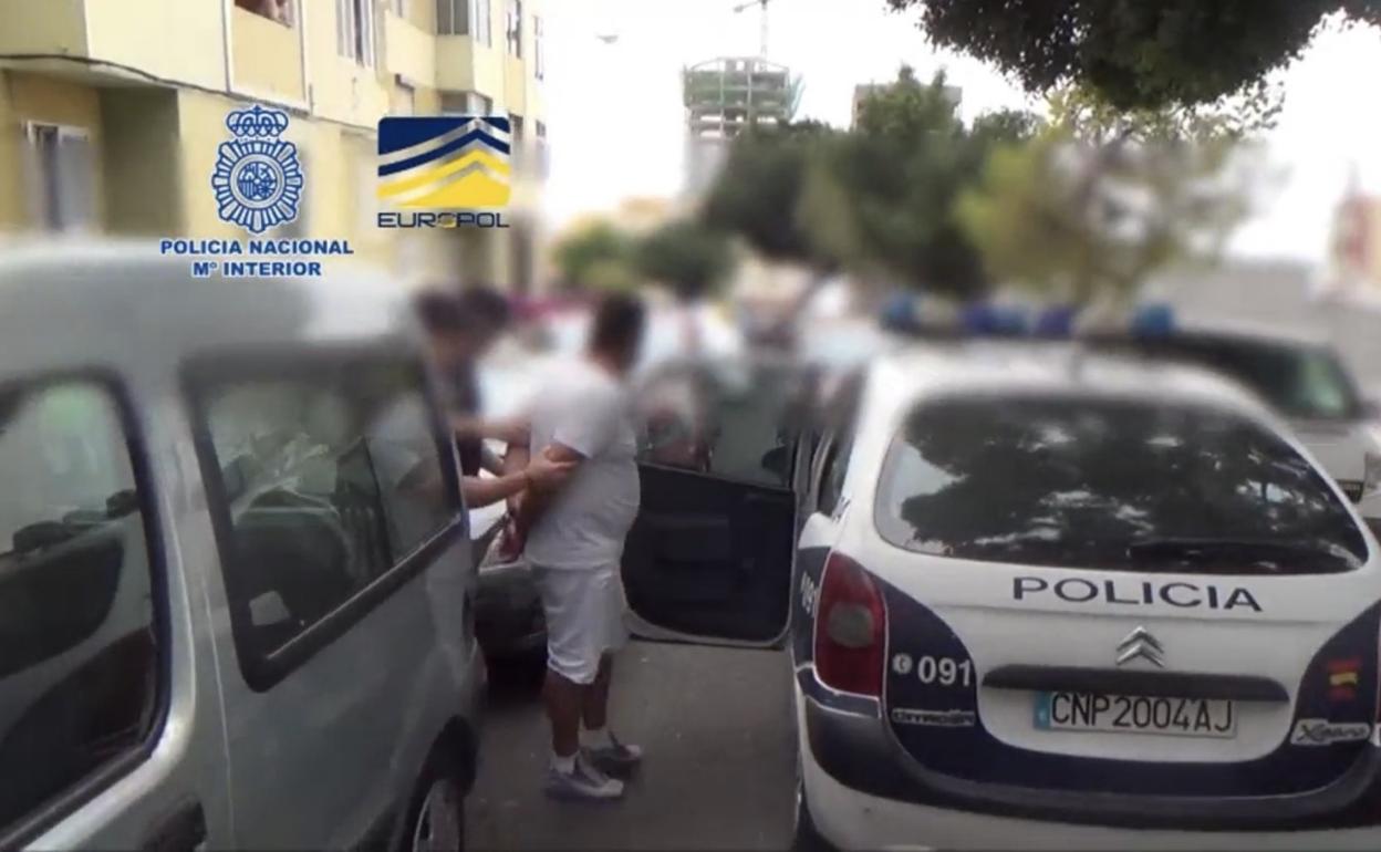 Imagen de uno de los detenidos que ahora han sido condenados por falsificación. 