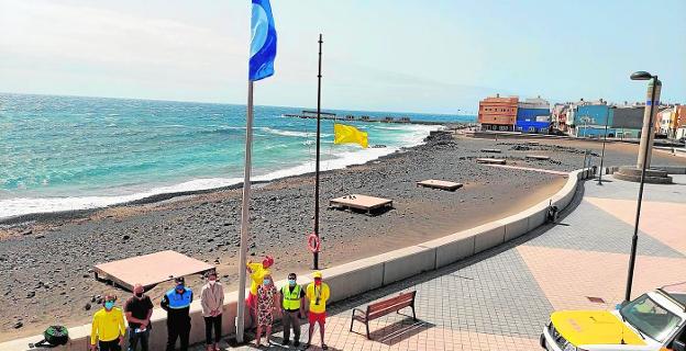 La playa de El Burrero ya luce su bandera azul
