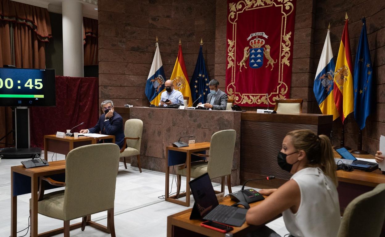 El vicepresidente del Gobierno y consejero de Economía, Román Rodríguez, ayer en la comisión del Parlamento. 