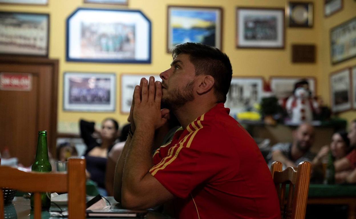 Clientes en un bar de Tenerife durante el partido de España contra Italia. 