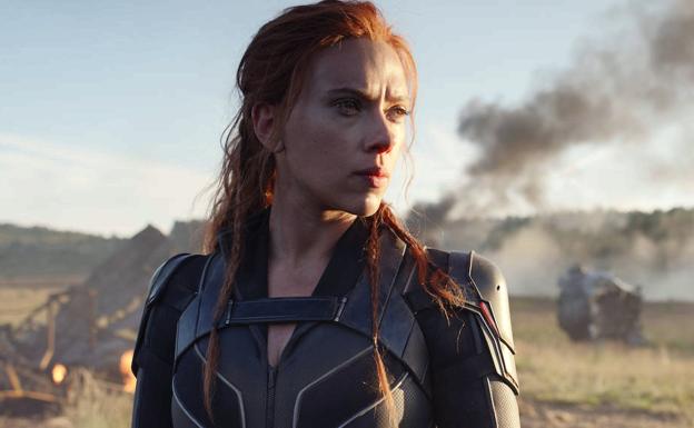 Scarlett Johansson retoma su papel de Natasha Romanoff, alias Viuda Negra.