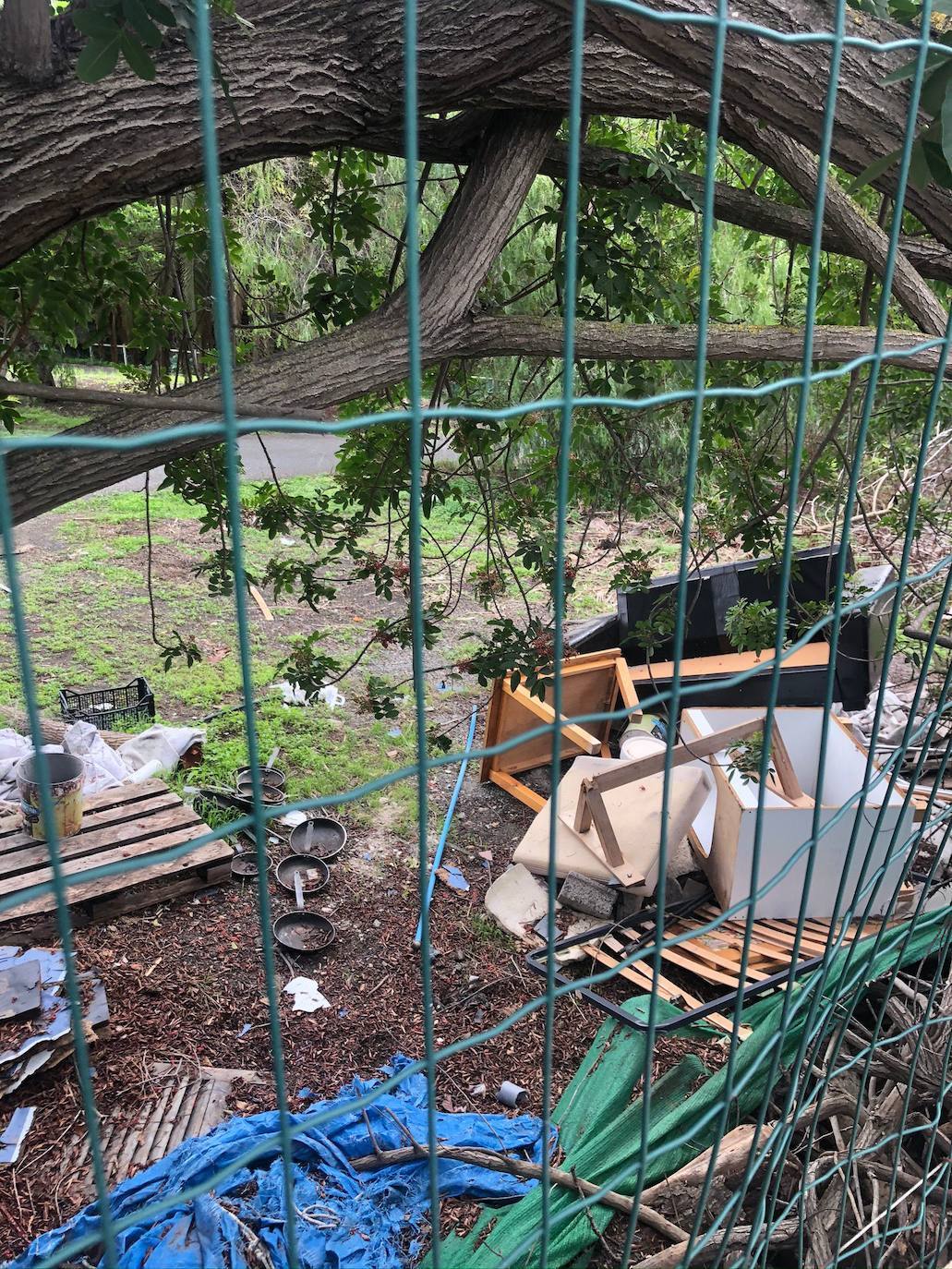 Basura acumulada en las inmediaciones de uno de los centros de menores migrantes. 