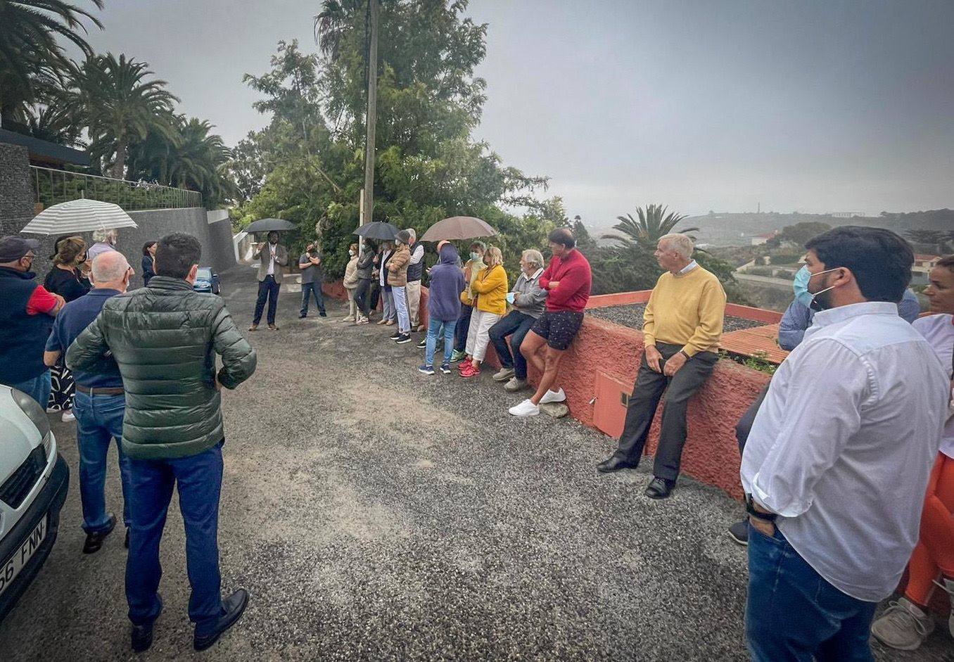 Los vecinos con el senador del PP, Sergio Ramos. 