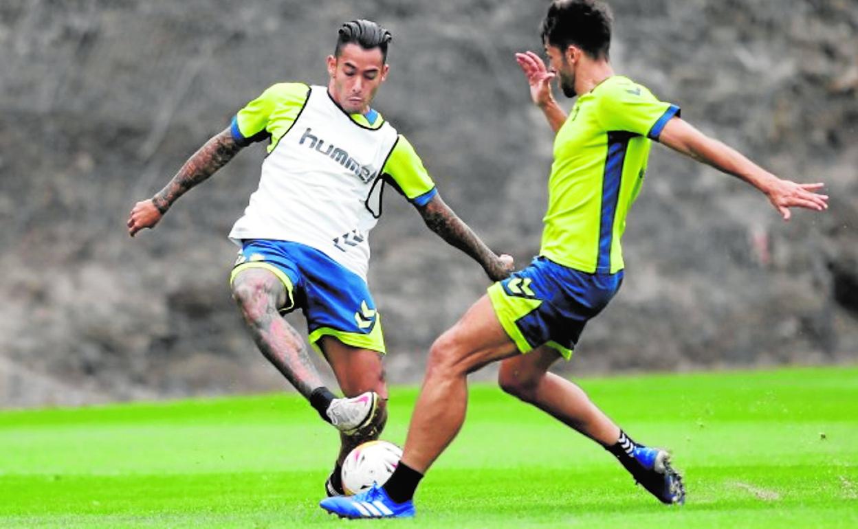 Araujo controla el esférico ante Sergio Simón en el transcurso de la sesión de entrenamiento de ayer. 