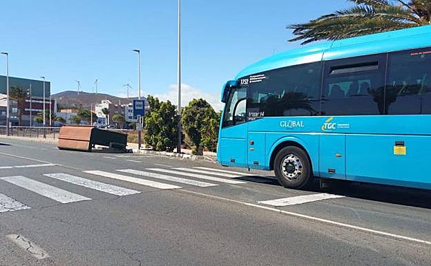 El fuerte viento tumba la marquesina de una parada de guagua en Arinaga