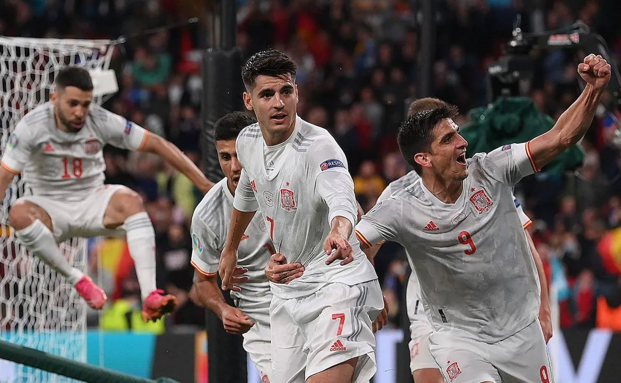 Los jugadores españoles corren a felicitar a Morata, autor del gol contra Italia tras una pared con Dani Olmo