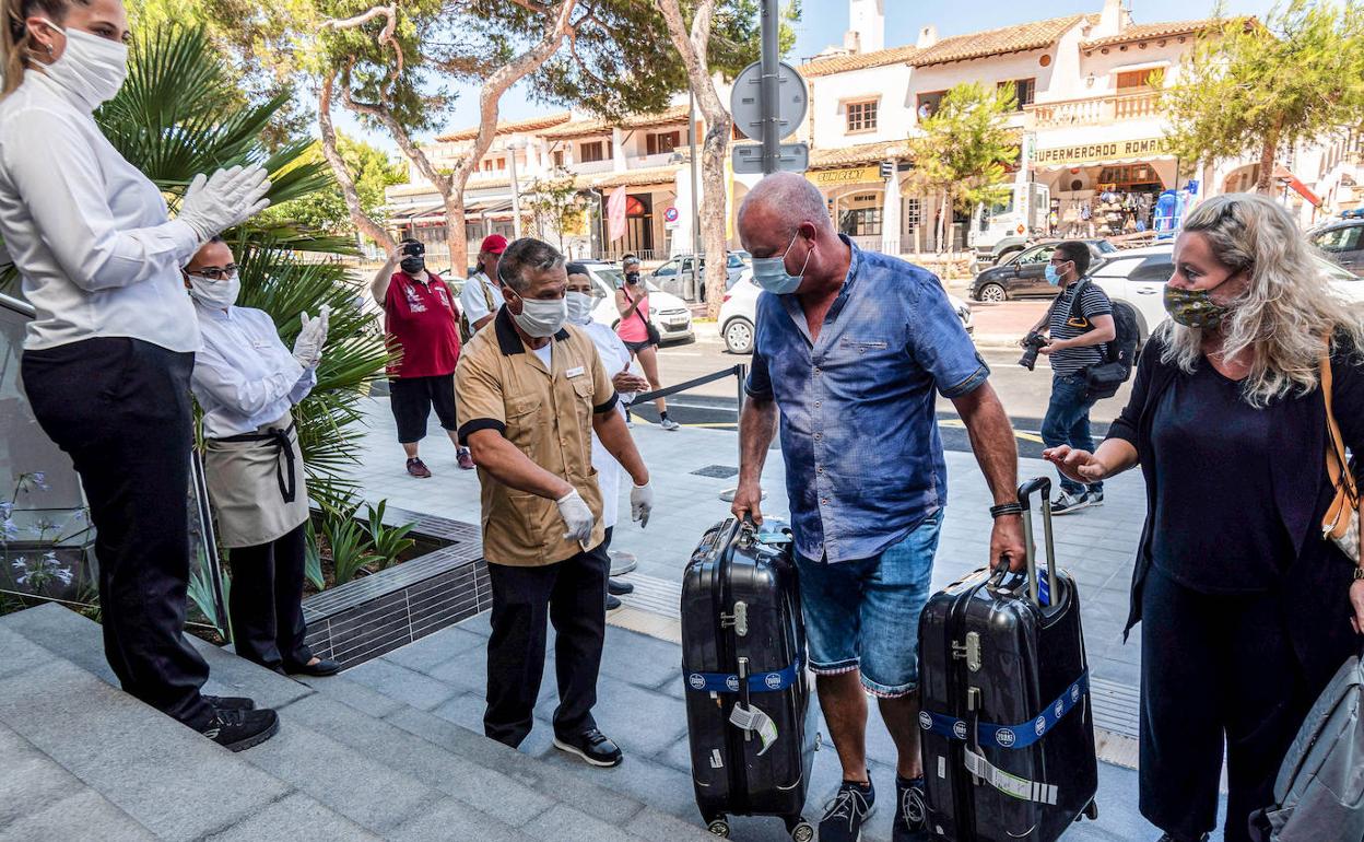 Turistas alemanes llegan a un hotel de Palma. 