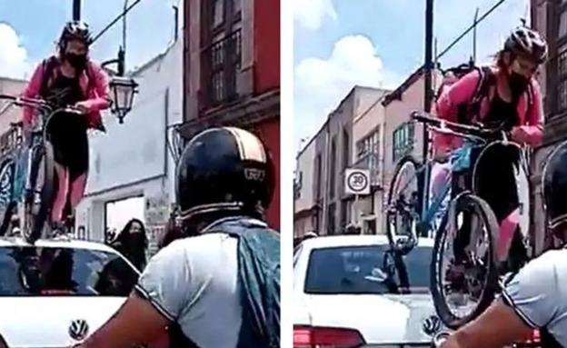 Una ciclista pasa por encima de un coche por aparcar en el carril bici