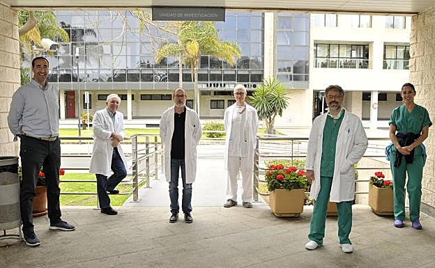 Bernardino Clavo Varas, Francisco Rodríguez Esparragón, Jesús M González Martín, José L. Martín Barrasa, Cristina Torres Ascensión y Jesús Villar Hernández, miembros de la Unidad de Investigación del Hospital Universitario de G. C. Dr. Negrín (HUGCDN). 