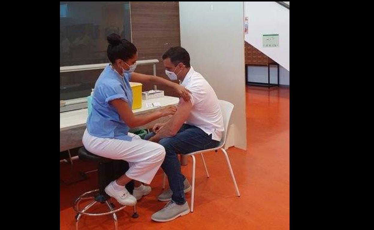 Sánchez recibe la segunda dosis de la vacuna contra la covid-19