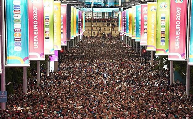 Una muchedumbre, camino de Wembley para las semifinal entre Inglaterra y Dinamarca. 